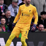 Alisson sofre lesão em partida do Liverpool e é cortado da Seleção Brasileira