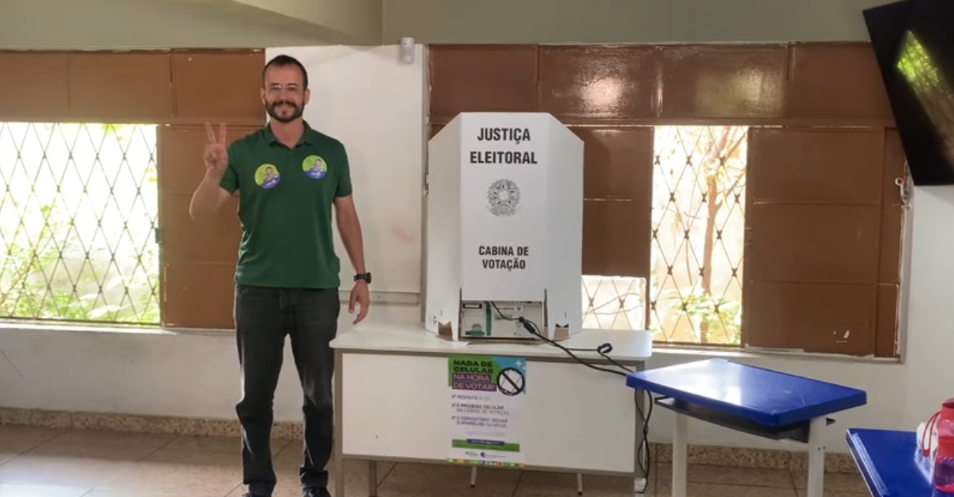 Doutor Vinícius vota em Betim e diz estar confiante nas eleições