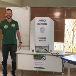 Doutor Vinícius vota em Betim e diz estar confiante nas eleições
