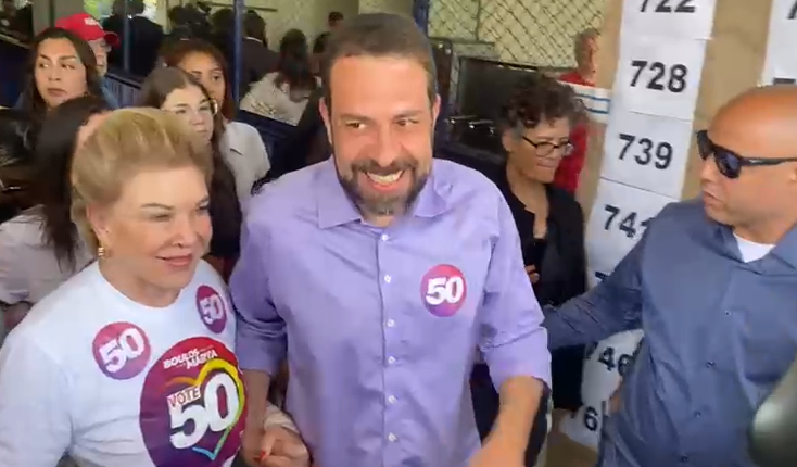 Boulos vota na Zona Sul de SP, mostra confiança na vitória e cita polêmica com Marçal