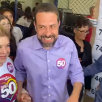 Boulos vota na Zona Sul de SP, mostra confiança na vitória e cita polêmica com Marçal