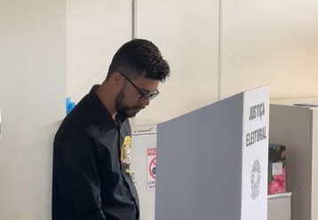 Pedro Betinense vota em Betim e declara nas redes sociais: 'Voto é secreto'