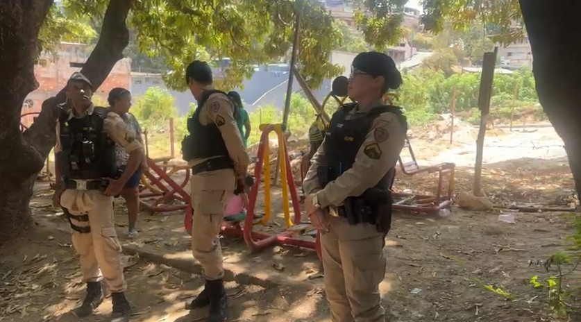 Eleitores denunciam coação por homens armados na porta de escola de Sabará