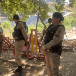 Eleitores denunciam coação por homens armados na porta de escola de Sabará