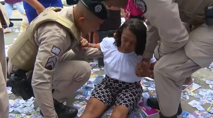 Mulher escorrega e cai em buraco coberto por santinhos em Salvador (BA)