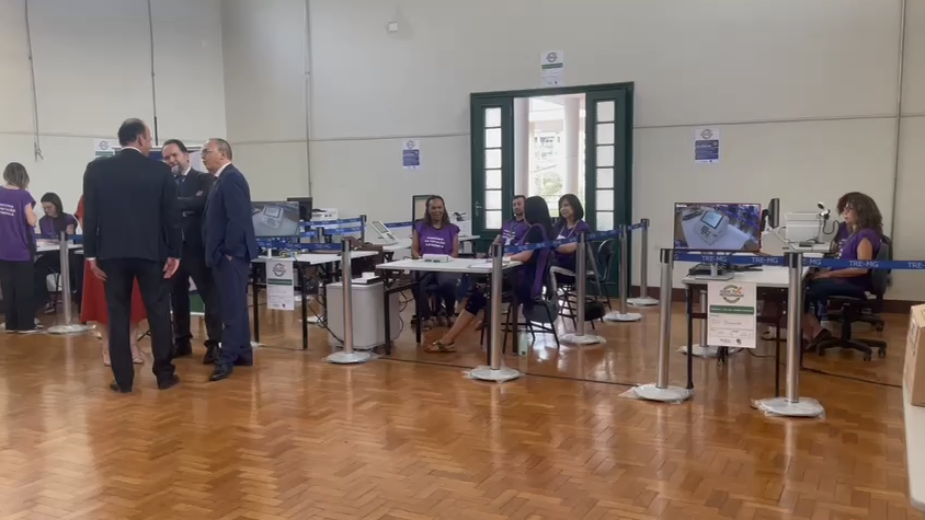 Presidente do TRE-MG acompanha emissão de boletim de urna em BH; entenda o que é o documento