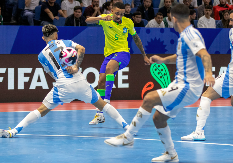 Após derrota para o Brasil, jogador argentino critica comemoração de brasileiro