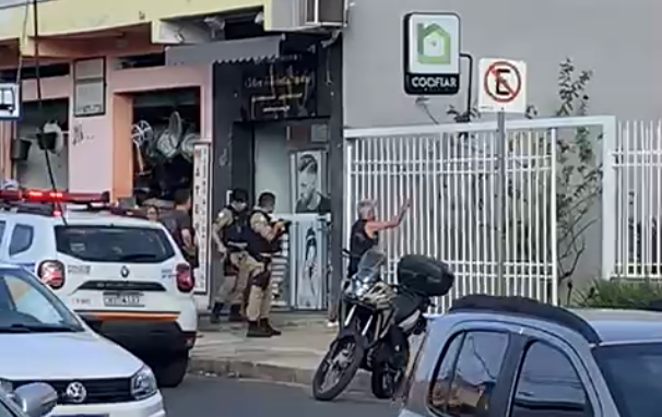 Vídeo: PC aposentado saca arma e é baleado por PM no Alípio de Melo, em BH