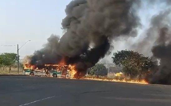 Prefeitura de Uberlândia (MG) classifica ataques a ônibus como 'inaceitáveis' e anuncia reposição da frota