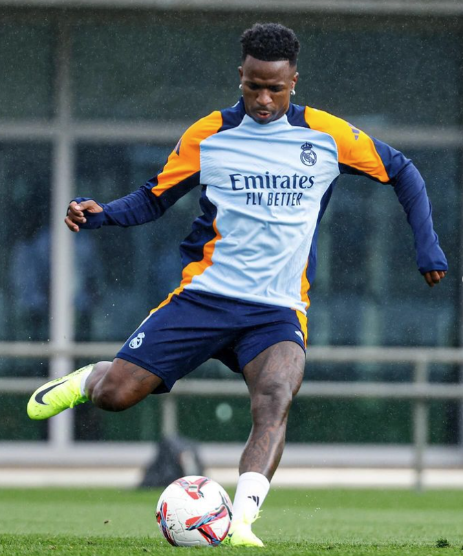 Fora da Seleção por lesão, Militão e Vini Jr. retornam aos treinos no Real Madrid