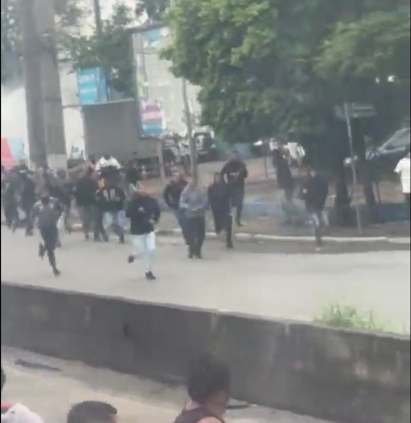 Torcida do Corinthians ataca ônibus com torcedores do Flamengo; veja