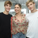 Fernanda Lima e seus filhos gêmeos, João e Francisco, brilham no SPFW