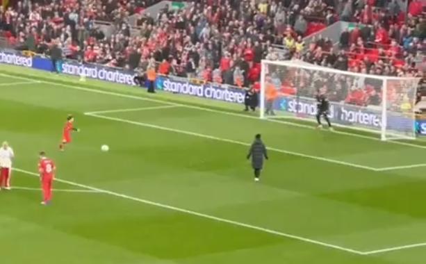 Ex-goleiro do Liverpool é vaiado após defender pênaltis de criança de 11 anos
