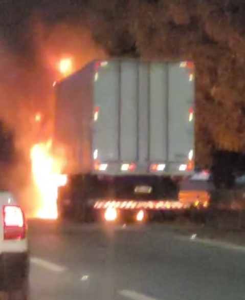 Vídeo: carreta pega fogo e complica o trânsito na Rodovia Fernão Dias em Betim