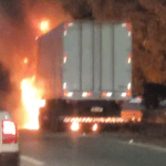 Vídeo: carreta pega fogo e complica o trânsito na Rodovia Fernão Dias em Betim