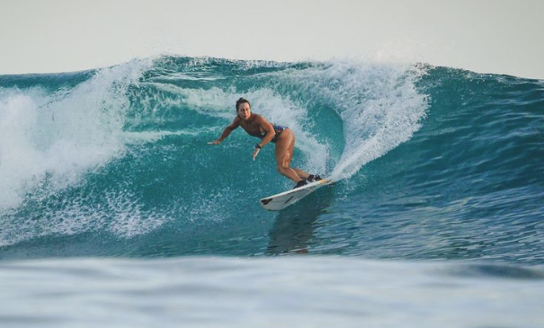 Surfista italiana morre após ser perfurada por um peixe-espada