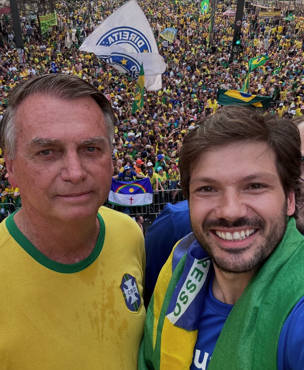 Tiago Amaral (PSD) é apoiado pelo ex-presidente Jair Bolsonaro (PL)
