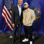 Barack Obama canta rap e Eminem declara voto em Kamala Harris durante comício
