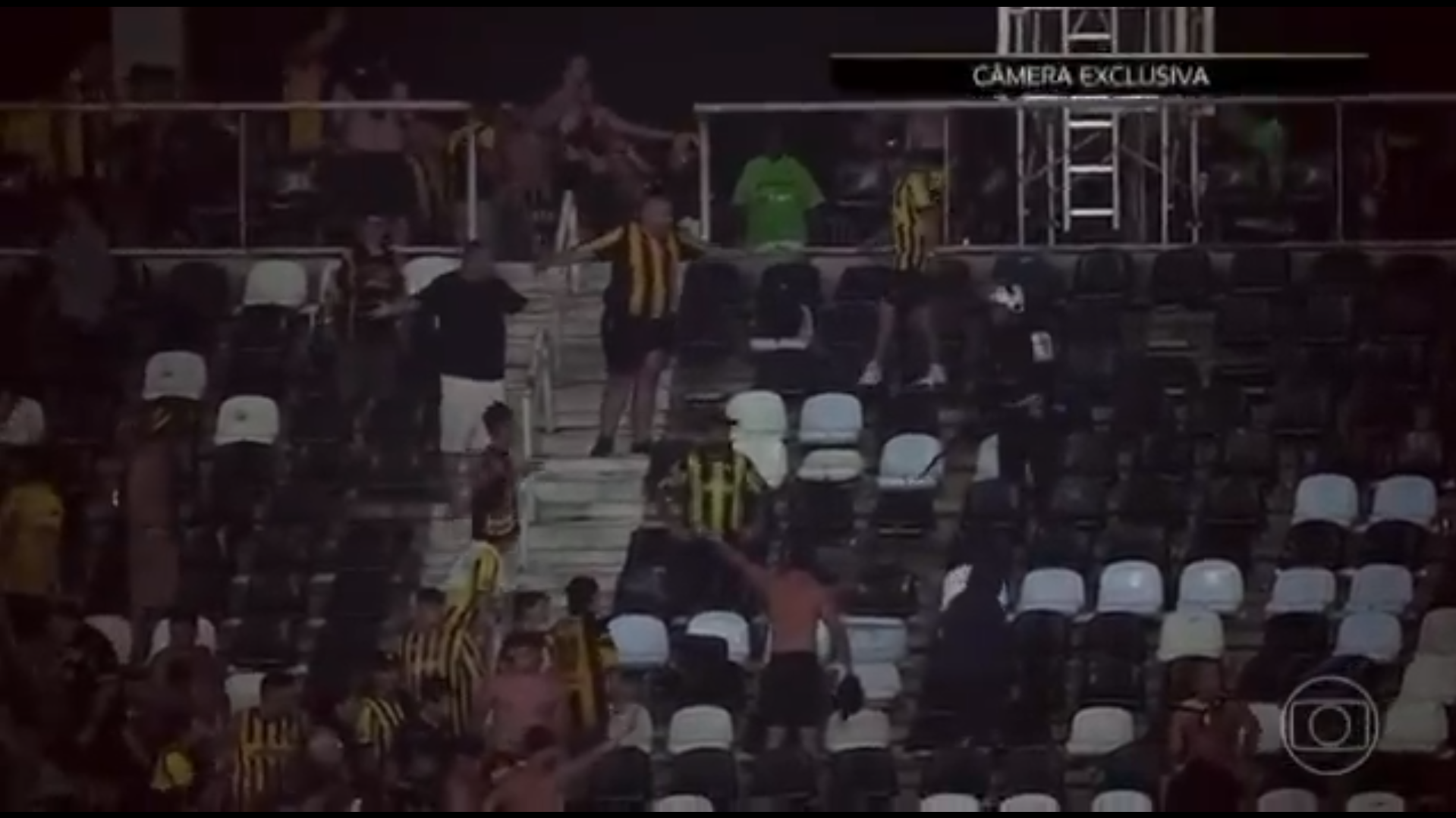 Torcida do Peñarol se envolve em confusão com PM no Nilton Santos após goleada