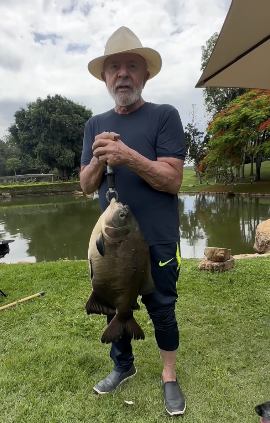 Lula pesca na Granja do Torto e brinca: 'Presente de aniversário'