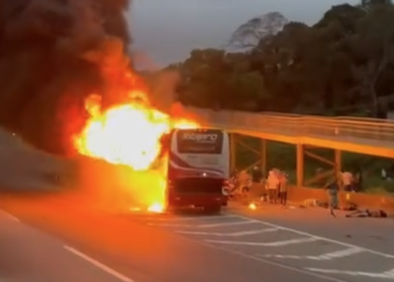 Cruzeiro se manifesta após ataque a ônibus de organizada do clube