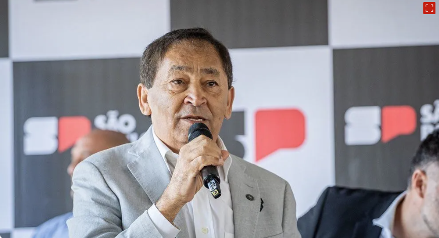 Prefeito de Taboão da Serra, atingido por tiro de fuzil, chora ao chegar para votar