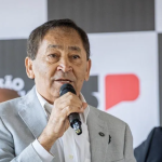 Prefeito de Taboão da Serra, atingido por tiro de fuzil, chora ao chegar para votar