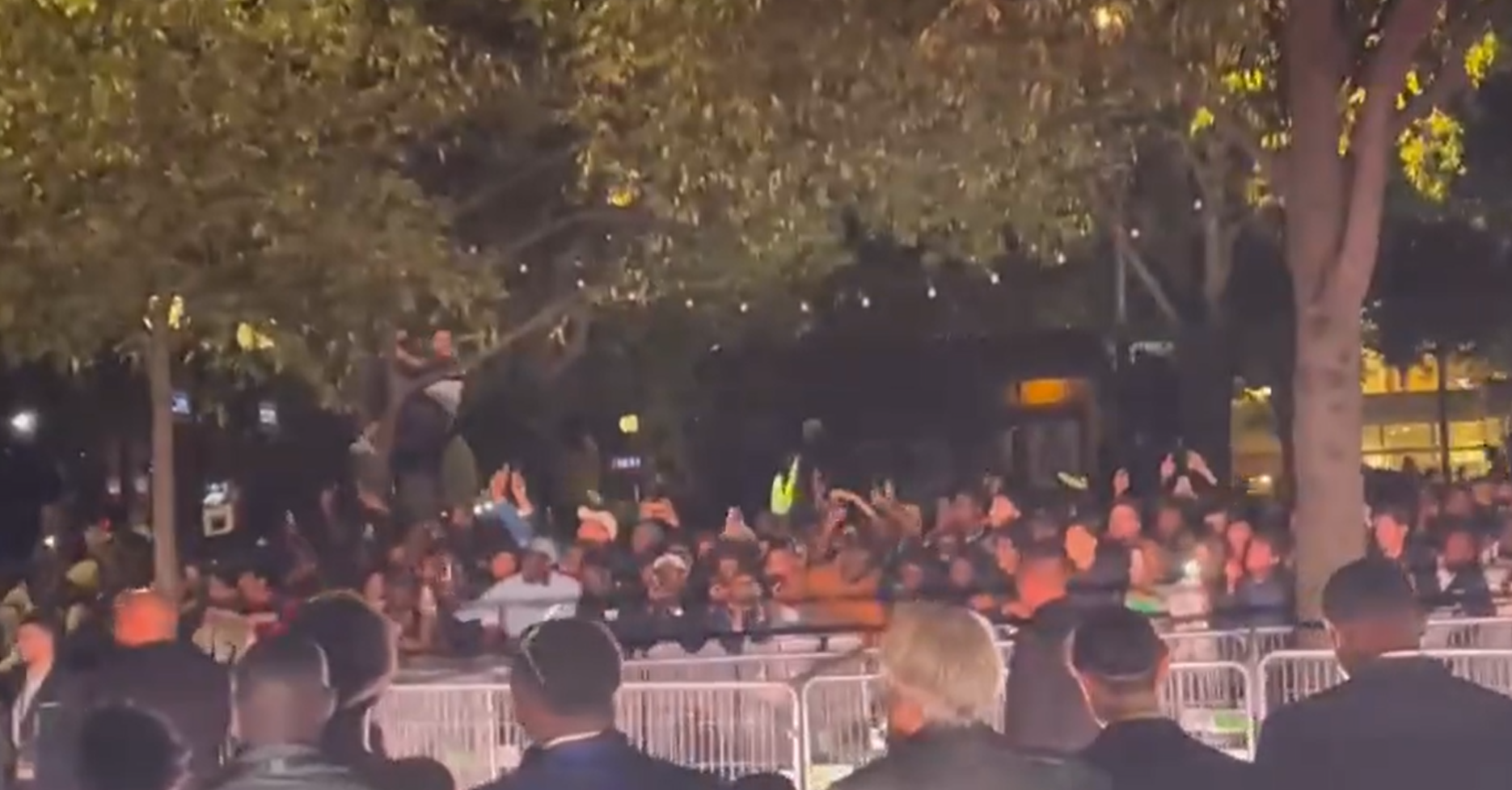 Protesto: torcedores pedem Bola de Ouro para Vini Jr no Théâtre du Châtelet, em Paris