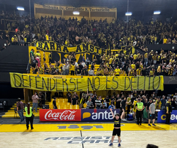 Torcida e jogadores do Peñarol pedem liberdade a uruguaios detidos no Brasil