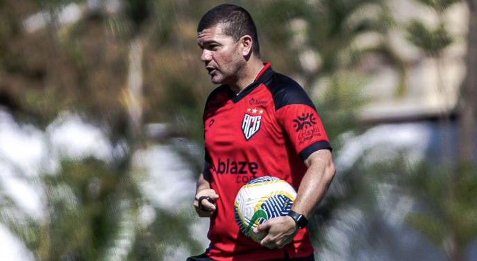 Clube da Série A anuncia saída de técnico antes de jogo contra o Atlético