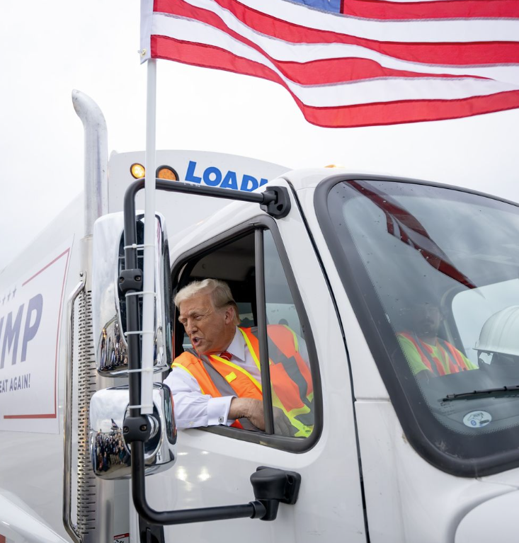 Donald Trump se veste de gari e anda em caminhão de lixo para alfinetar Joe Biden