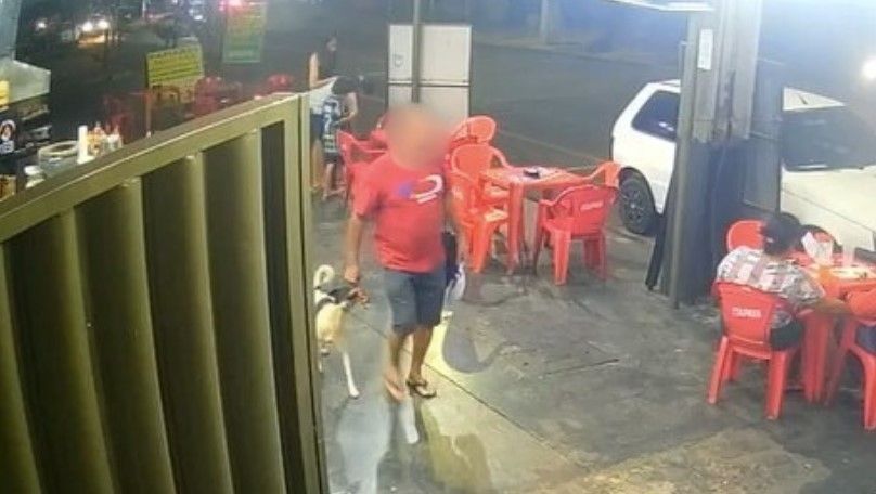 Vídeo: cachorro “rouba” espetinhos de clientes distraídos em casa de carnes no Paraná