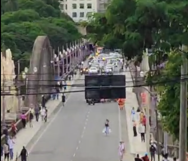 Jovem sobe nos arcos do viaduto Santa Tereza, em BH, e mobiliza bombeiros