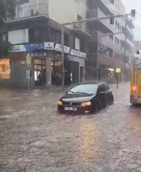 Moradores de Barcelona compartilharam imagens das ruas da cidade alagadas nesta segunda (4)