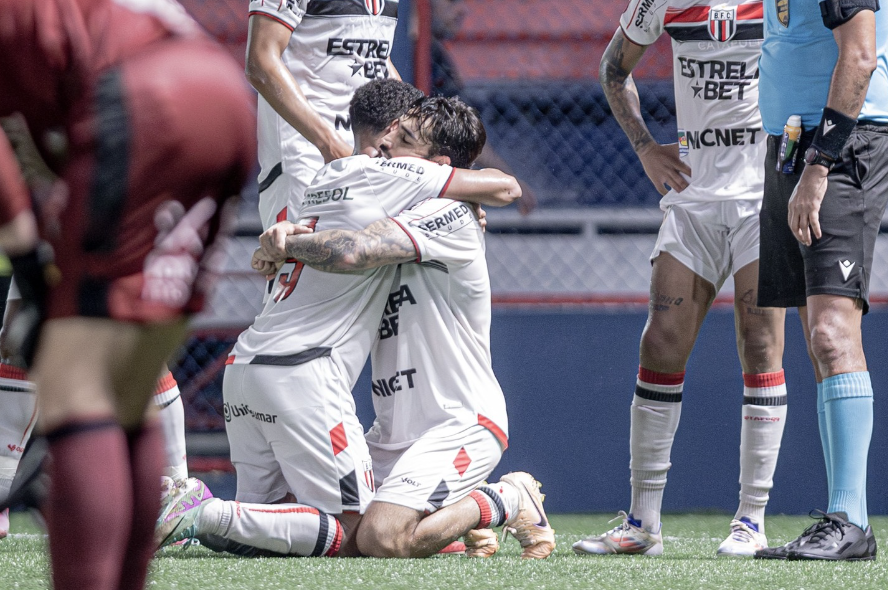 Ex-Cruzeiro marca no fim, Botafogo-SP vence Brusque e se distancia do Z4 da Série B