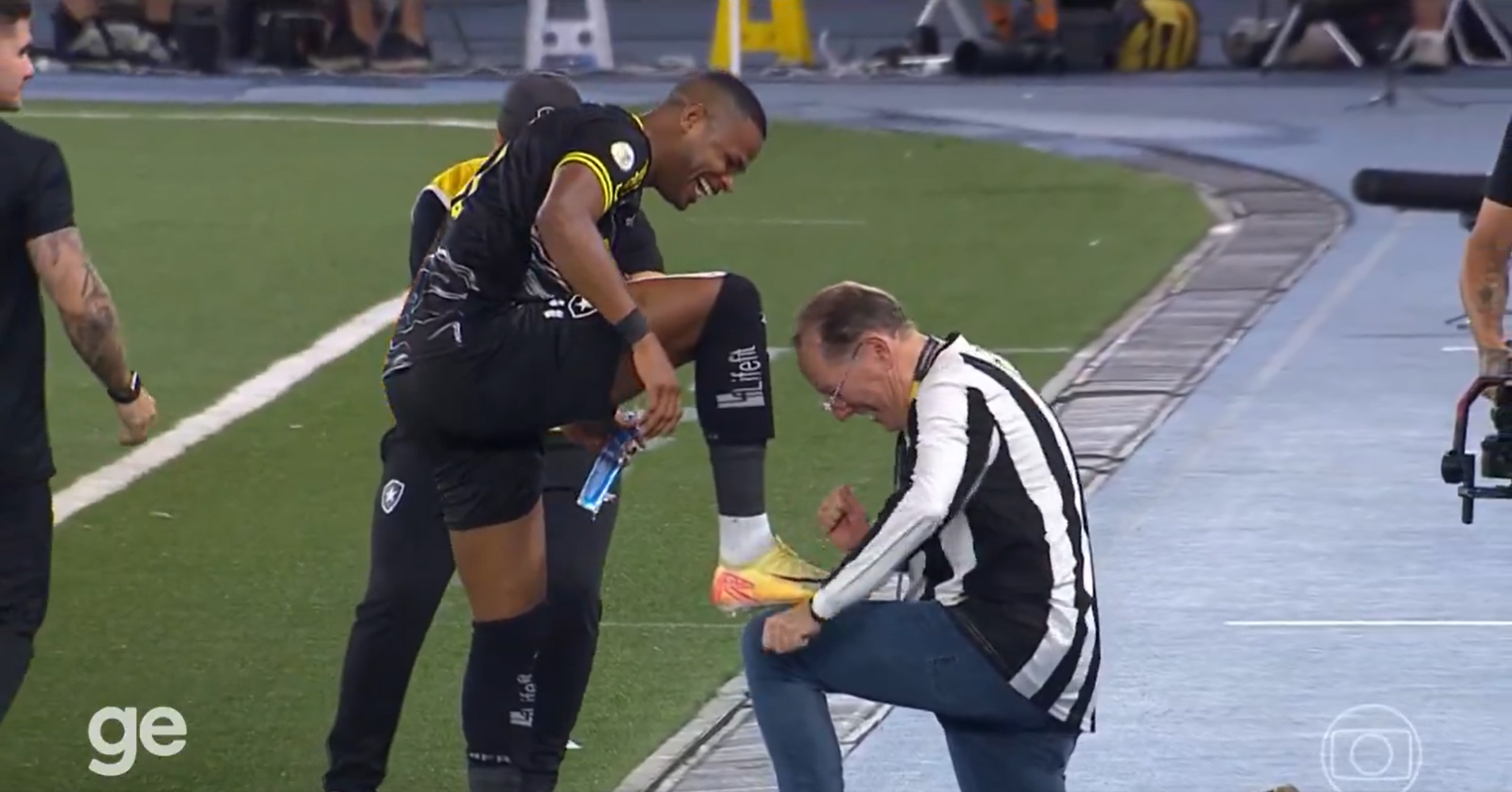 John Textor engraxa chuteiras de atacante do Botafogo após vitória sobre o Vasco