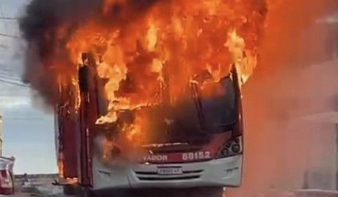 Ônibus pega fogo e passageiros descem às pressas em Esmeraldas, na Grande BH