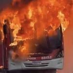 Ônibus pega fogo e passageiros descem às pressas em Esmeraldas, na Grande BH