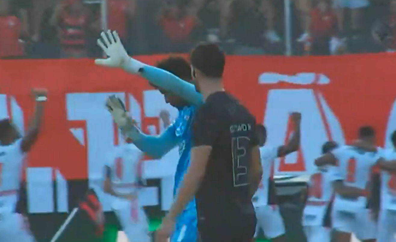 Hugo Souza, goleiro do Corinthians, comete falha bizarra e entrega gol para o Vitória