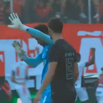 Hugo Souza, goleiro do Corinthians, comete falha bizarra e entrega gol para o Vitória