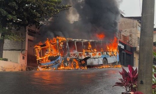 Vídeo: ônibus tem pane elétrica, pega fogo e fica completamente destruído em Ponte Nova (MG)