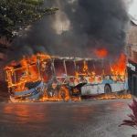 Vídeo: ônibus tem pane elétrica, pega fogo e fica completamente destruído em Ponte Nova (MG)