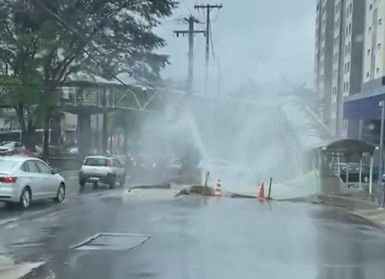 Vídeo: vazamento de água cria 'chafariz' na avenida Nossa Senhora do Carmo, em BH