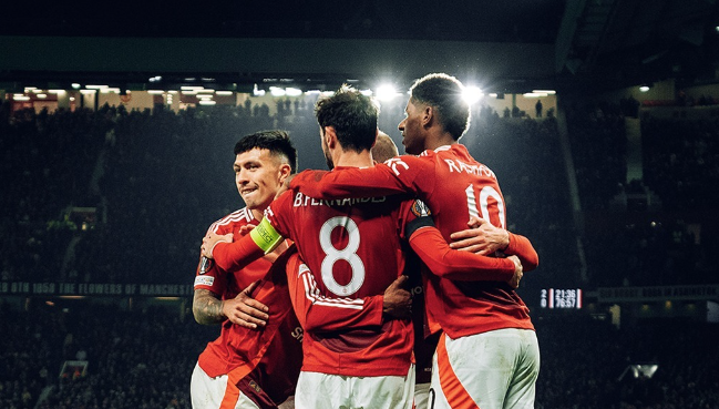 Astro do Manchester United ajuda a salvar passageiro que desmaiou em avião; entenda