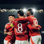Astro do Manchester United ajuda a salvar passageiro que desmaiou em avião; entenda