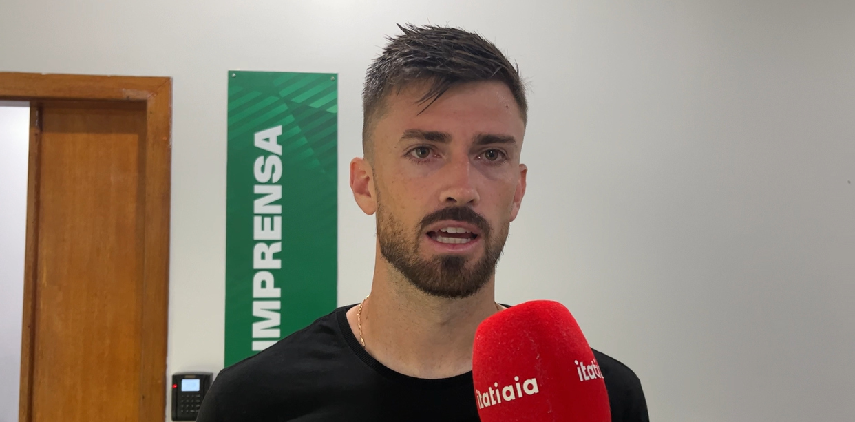 Elias abre o jogo sobre futuro no América e diz que vem jogando com fratura: 'Sacrifício'