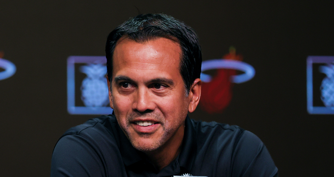 Técnico do Miami Heat comete erro bizarro e ‘decide’ derrota do time na Copa NBA