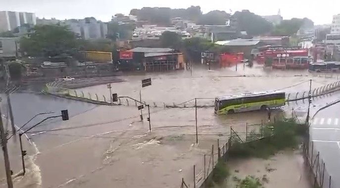 Chuva em BH: bacia de contenção da Vilarinho transborda e água quase atinge comércio
