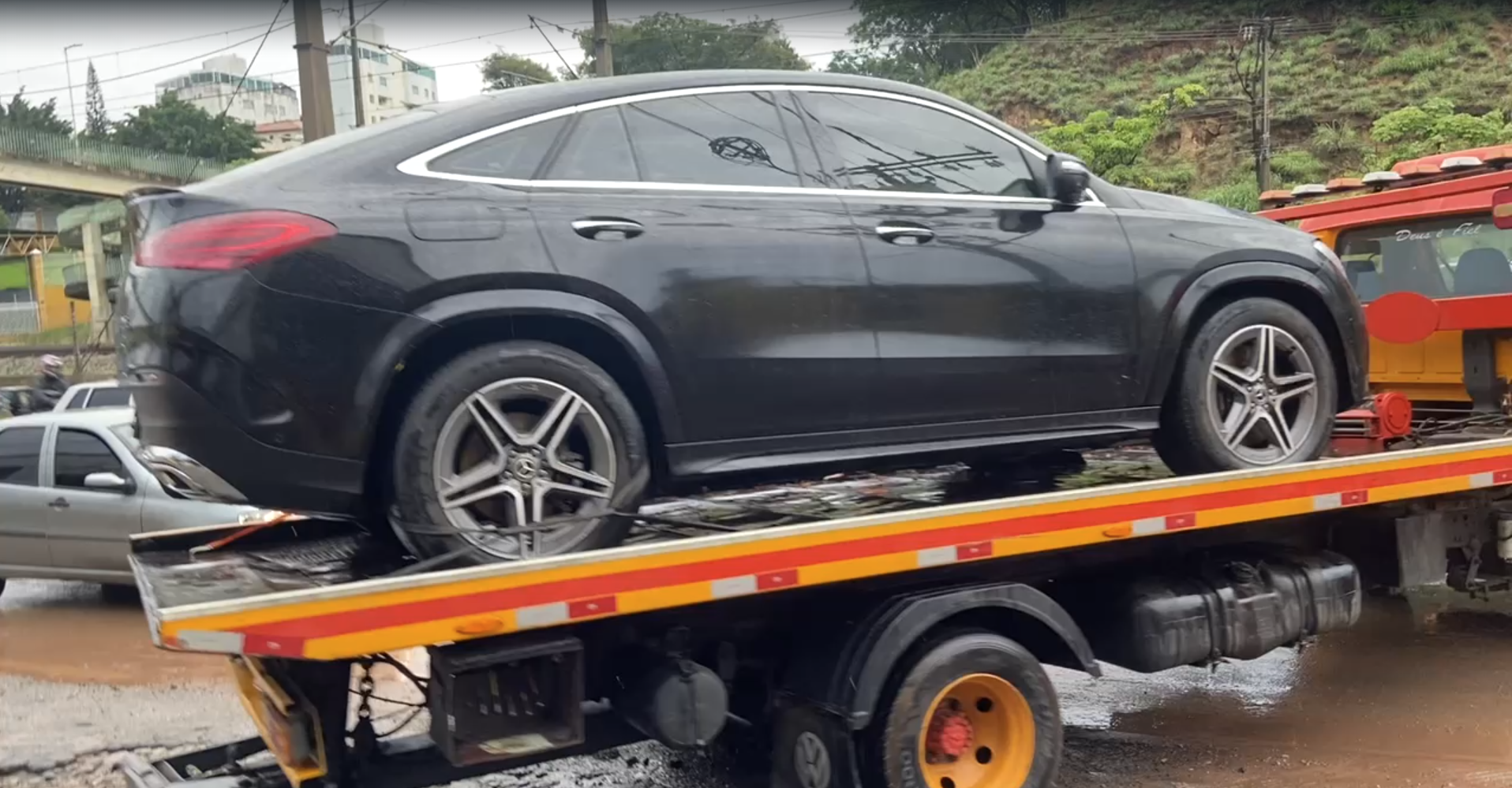 Mercedes de R$ 500 mil 'apaga' em inundação e é rebocada na Av. Cristiano Machado, em BH