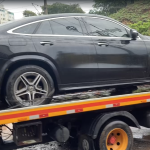 Mercedes de R$ 500 mil 'apaga' em inundação e é rebocada na Av. Cristiano Machado, em BH